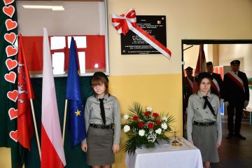 Tablica pamięci AK zawisła w kozłowskiej szkole